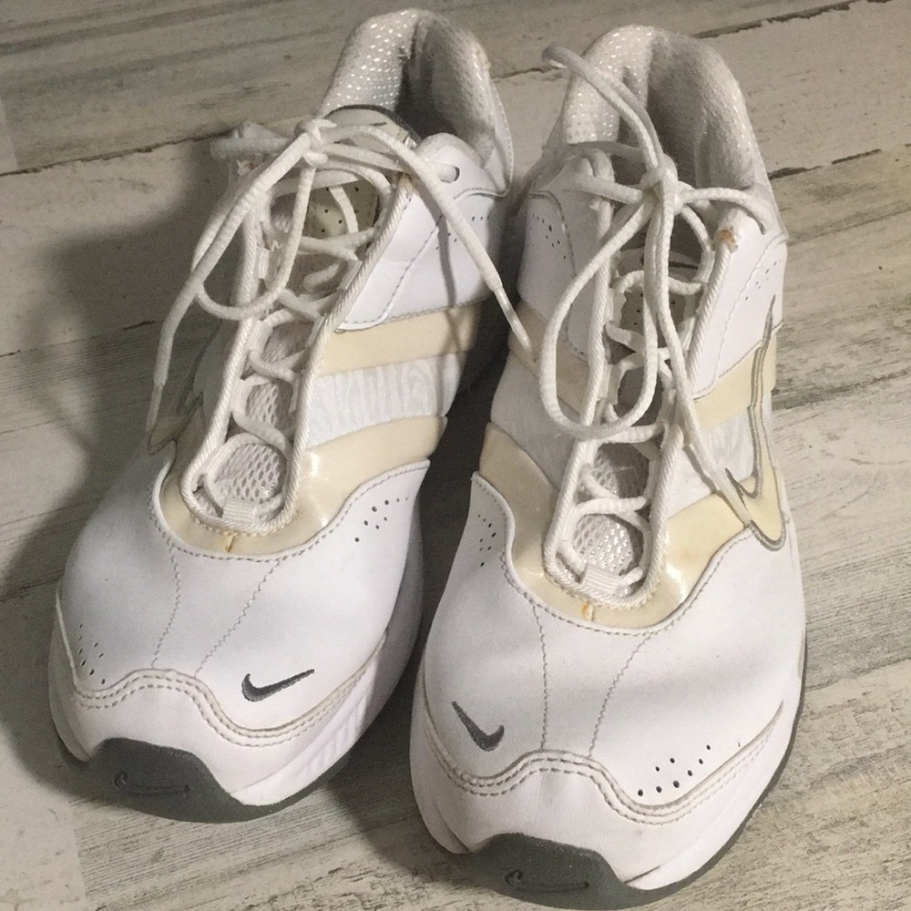 Nike 395863-101 woman’s white/cream lace up sneakers size 7.5 2010
